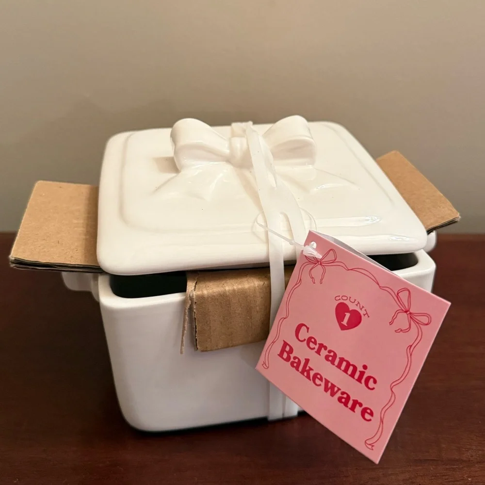 New! Target Bullseye Playground Elegant Ceramic White Bakeware w/ Bow on Lid